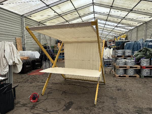 D�ev�n� prodejn� st�nky